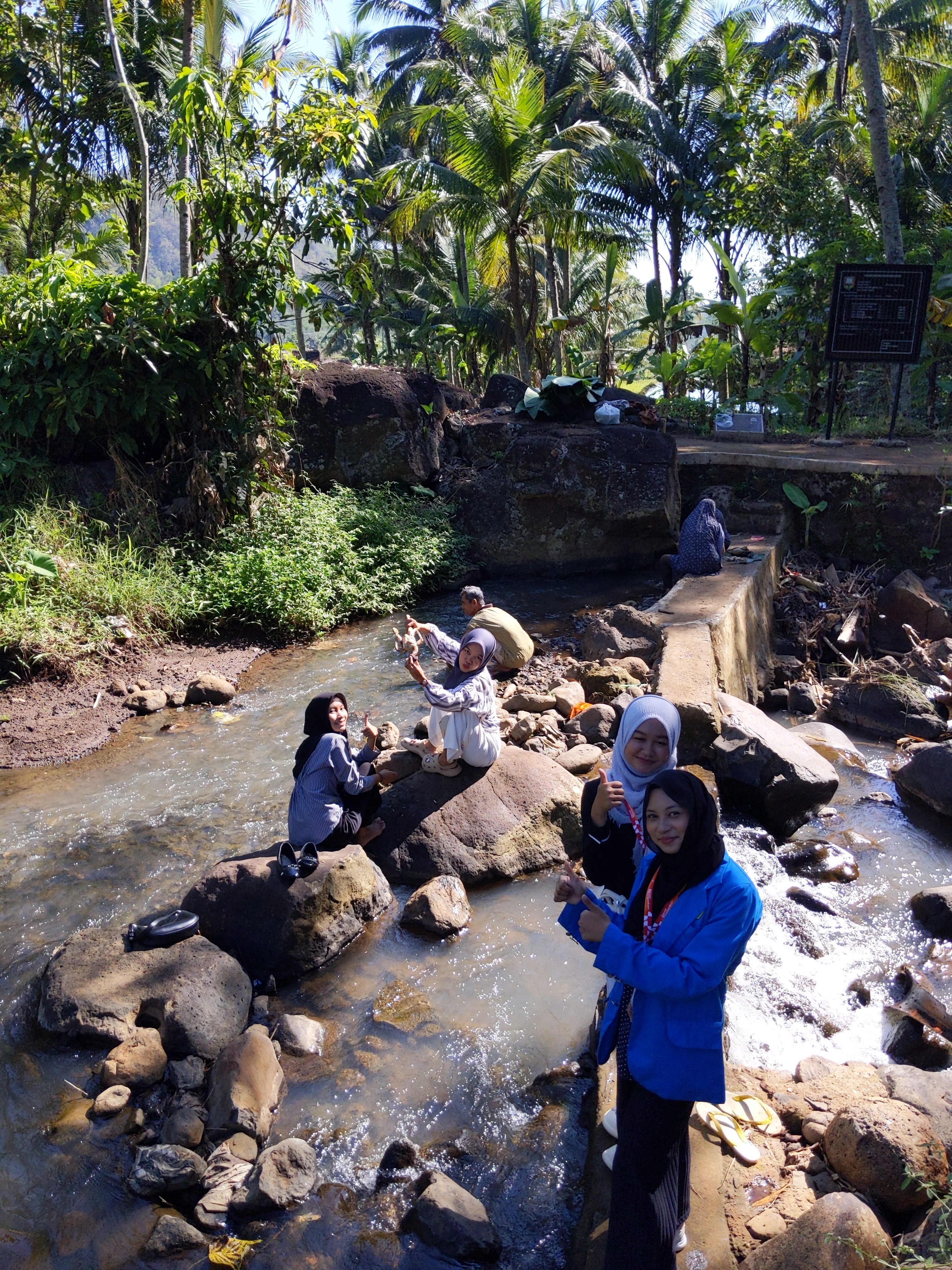 pemandangan sungai dan partisipan prosesi dawuhan